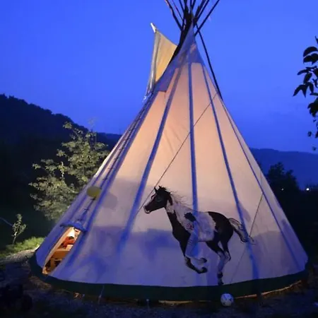 Nad Jeziorem-osada Indianska Lodge *