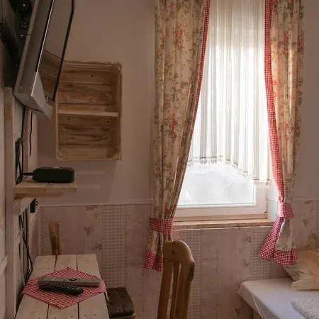 Nad Jeziorem-osada Indianska Lodge Czchow