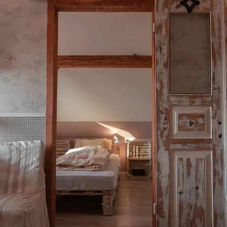 Nad Jeziorem-osada Indianska Lodge Czchow