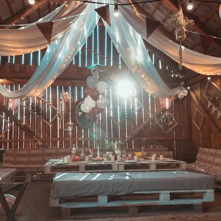 Nad Jeziorem-osada Indianska Lodge Czchow