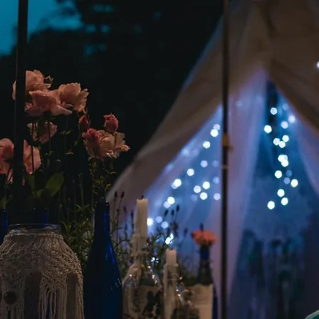 Nad Jeziorem-osada Indianska Lodge *