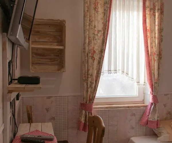 Nad Jeziorem-osada Indianska Lodge Czchow