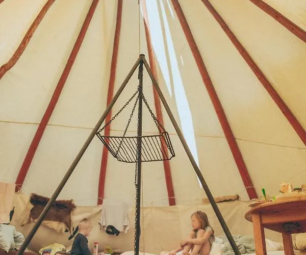 Nad Jeziorem-osada Indiańska Czchow